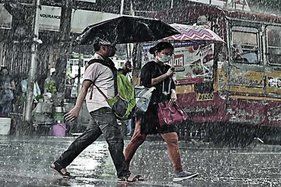  যদিও বৃষ্টির পরেও কমছে না তাপমাত্রা। এমনটাই জানিয়েছে হাওয়া অফিস। আগামী পাঁচ দিন তাপমাত্রার কোনও রকম হেরফের হবে না।