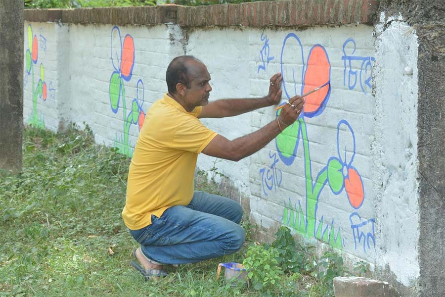 চলছে তৃণমূলের দেওয়াল লিখন।