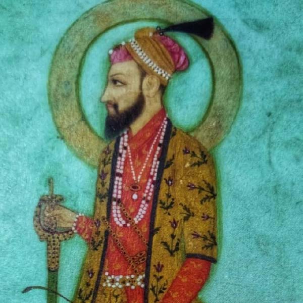 মোগল প্রশাসনের সঙ্গেও বীরজির সুসম্পর্ক ছিল। মোগল সম্রাট আওরঙ্গজ়েবকে সাহায্য করেছিলেন বীরজি।