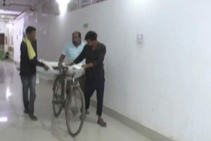 Body of an old woman was carried in bicycle in Odisha.