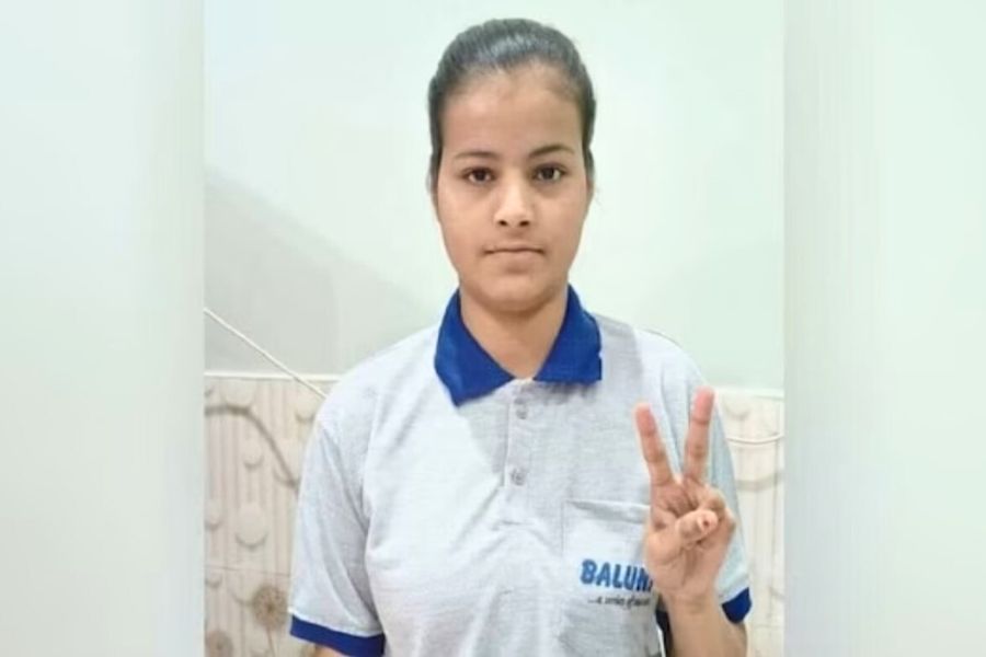 আর্থিক বাধা পেরিয়ে নিট ইউজিতে ১৯২ স্থানে ট্রাক মেকানিকের মেয়ে আগরার আরতি