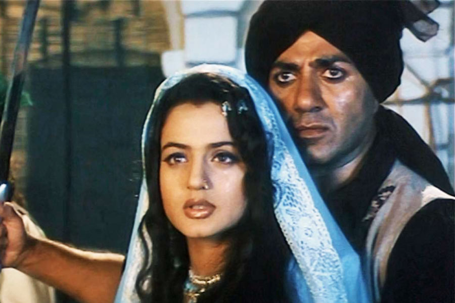 ২২ বছর আগে ২০০১ সালে প্রেক্ষাগৃহে মুক্তি পেয়েছিল ‘গদর’ ছবির প্রথম পর্ব। সাড়ে ১৮ কোটি টাকা বাজেটের এই ছবিতে অভিনয় করেছিলেন সানি দেওল, আমিশা পটেল, উৎকর্ষ শর্মা, অমরিশ পুরীর মতো তারকা।