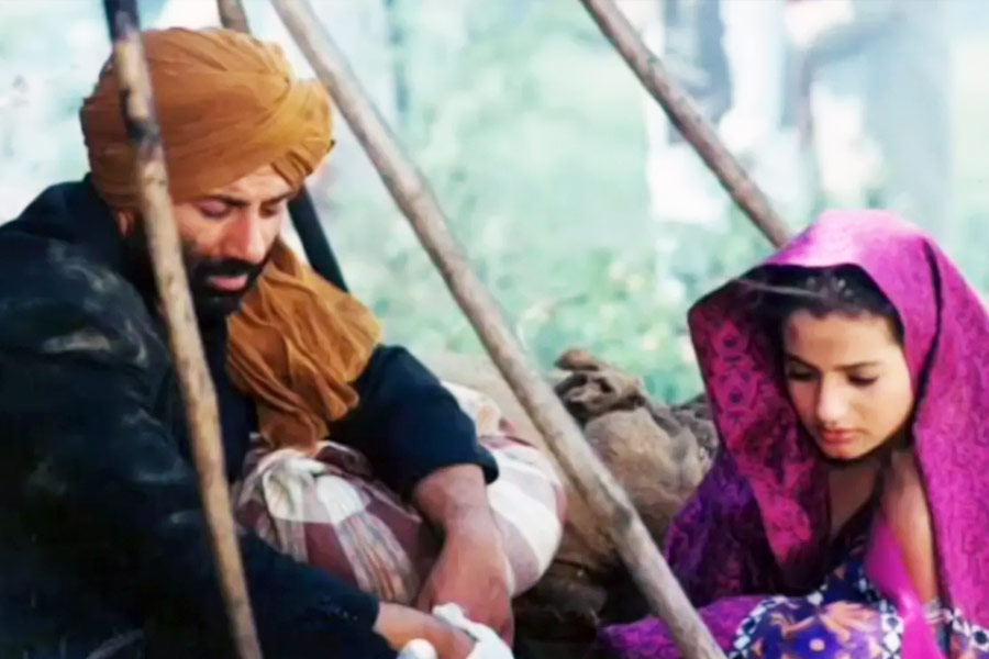 সাড়ে ১৮ কোটি টাকা বাজেটের ছবি প্রেক্ষাগৃহে মুক্তির পর বক্স অফিস থেকে ১৩৩ কোটি টাকার ব্যবসা করতে সফল হয়। ২২ বছর আগেই ‘গদর’ ছবির প্রথম পর্ব ‘গদর: এক প্রেম কথা’ দর্শকের মনে জায়গা করে নিয়েছিল।