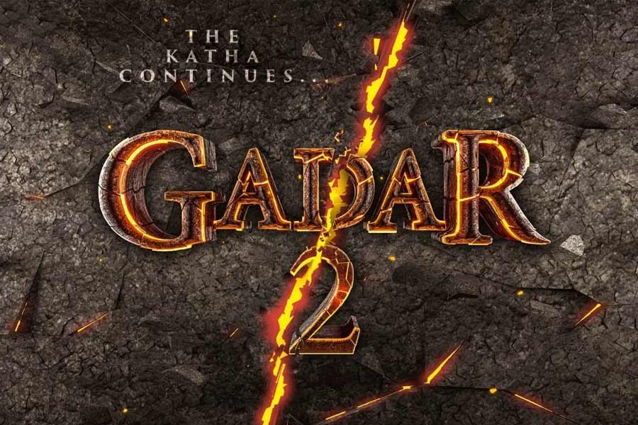 ‘গদর’ ছবির প্রথম পর্বের রেশ এখনও দর্শকের মনে রয়ে গিয়েছে। তাই ‘গদর ২: দ্য কথা কন্টিনিউস’ ছবির প্রথম ঝলক প্রকাশ্যে আসার পর পুরনো স্মৃতি যেন আবার উসকে গিয়েছে। আবার প্রেক্ষাগৃহে মুক্তি পেয়েছে ‘গদর: এক প্রেম কথা’।