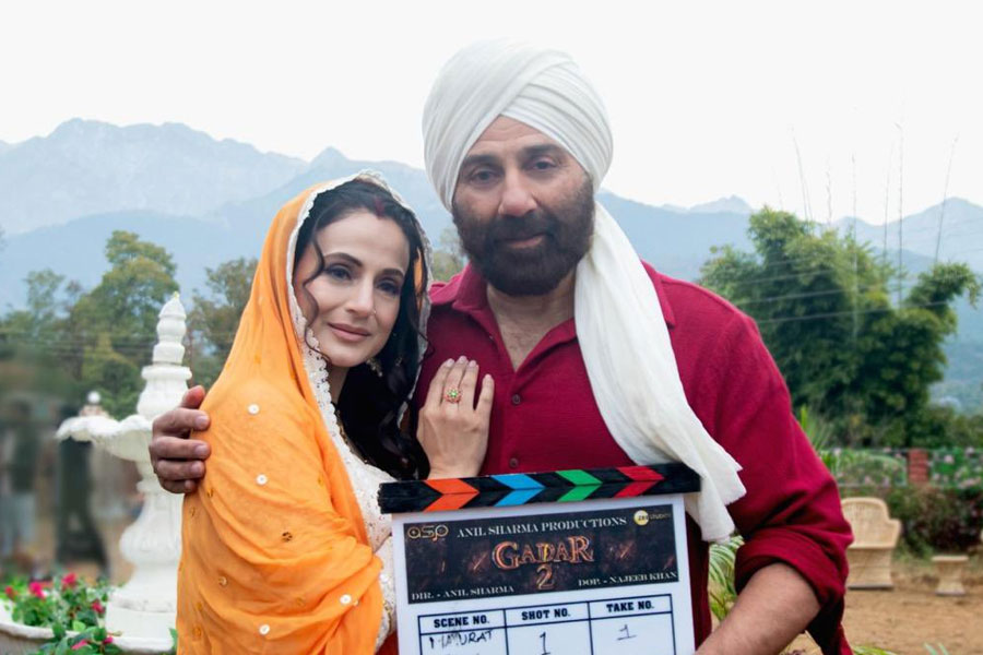 ‘গদর ২: দ্য কথা কন্টিনিউস’ ছবির প্রথম ঝলক দেখলে লক্ষ করা যায়, সানি (পর্দায় যাঁর চরিত্রের নাম তারা সিংহ) রাতের অন্ধকারে কবরের সামনে হাতজোড় করে বসে কাঁদছেন।