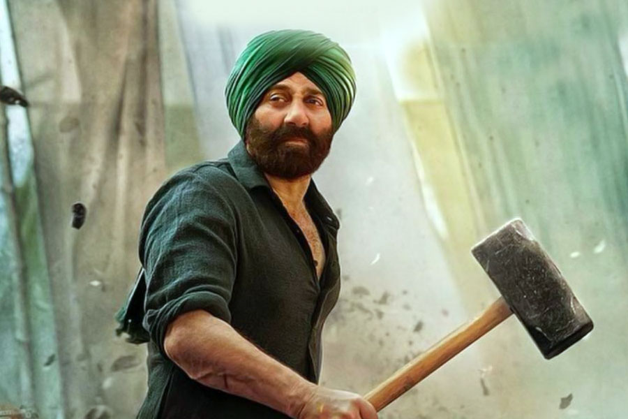 নেটব্যবহারকারীদের একাংশ দাবি করেছেন, ওই কবর আসলে কার, তা ইতিমধ্যেই জানতে পেরেছেন তাঁরা। এমনকি তাঁদের দাবি, ওই কবরকে ঘিরেই ছবির মূল গল্প বোনা হয়েছে।