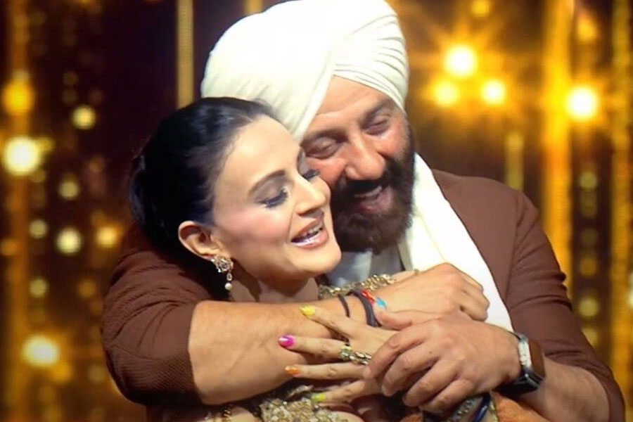 নেটব্যবহারকারীদের দাবি, প্রথম ঝলকে সানিকে যাঁর কবরের সামনে বসে কাঁদতে দেখা যাচ্ছে তা আসলে সাকিনার (আমিশা পটেল) কবর।