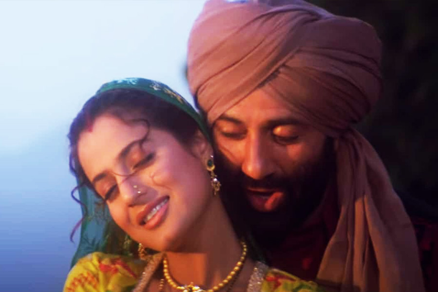 ‘গদর ২: দ্য কথা কন্টিনিউস’ ছবিতে আসলে দেখানো হয়েছে সাকিনা মারা গেলেও তারা এবং সাকিনার পুত্র রয়ে গিয়েছে পাকিস্তানে। পুত্রকে ফিরিয়ে আনার জন্য তারার লড়াই দেখানো হয়েছে ফিল্মে। পুত্রকে ফেরানোর জন্য বাবার লড়াইয়ের উপর ভিত্তি করে ছবির গল্প বোনা হয়েছে।