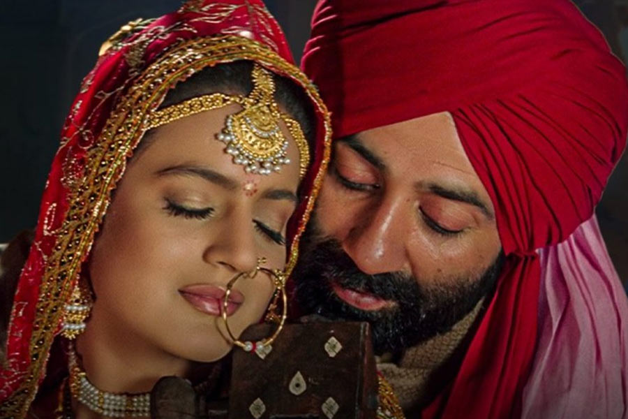 নেটব্যবহারকারীদের দাবি, ছবির মূল চিত্রনাট্য নাকি বড়ই দুর্বল। ‘গদর ২: দ্য কথা কন্টিনিউস’ ছবিটি যে বক্স অফিসে হিট করবে না তারও আভাস দিয়েছেন তাঁরা।