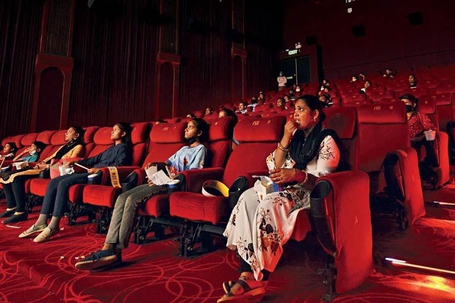 চিত্রনাট্য নিয়ে মন্তব্য করার পর নেটব্যবহারকারীদের ইঙ্গিত করে জবাব দিয়েছেন ছবি নির্মাতারাও। তাঁদের দাবি, কয়েক জন ‘গদর ২: দ্য কথা কন্টিনিউস’ ছবির চিত্রনাট্য নিয়ে অসত্য খবর ছড়াচ্ছেন।