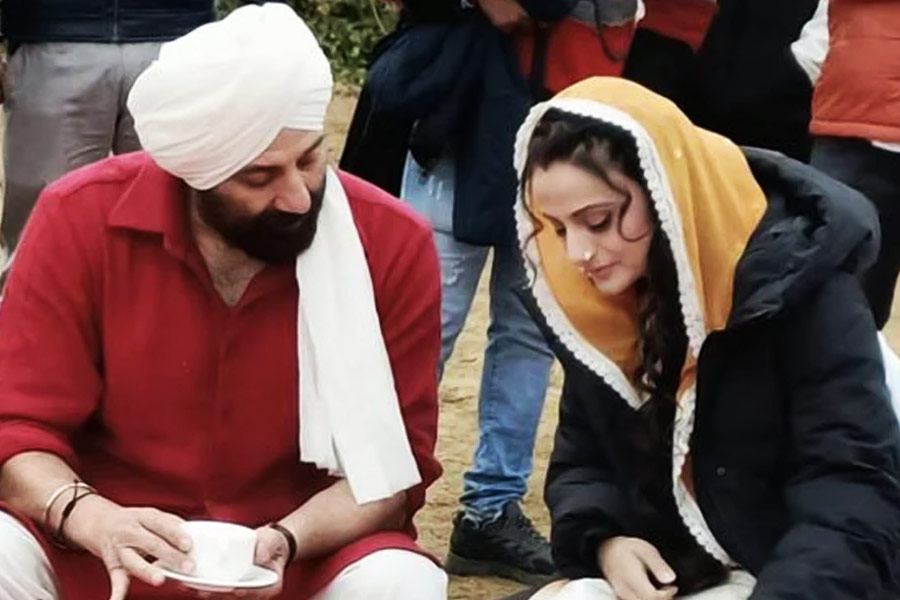 এমনকি প্রথম ঝলকে যে কবরের সামনে সানিকে বসে থাকতে গিয়েছে, তা আদতে সাকিনার নয় বলেও দাবি করা হয়েছে। এই ছবি ব্যবসা করতে না পারে সেই কারণেই নেতিবাচক প্রচার করা হচ্ছে বলে দাবি তাঁদের।