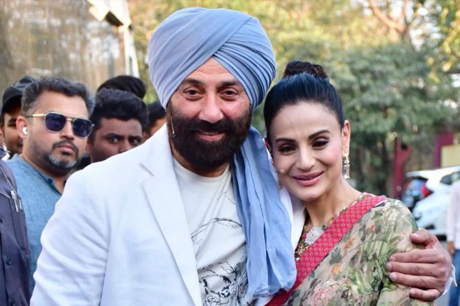 তবে ছবি নির্মাতাদের দাবি, প্রথম ঝলকে যার কবর দেখানো হয়েছে, সেই চরিত্রটি চমকপ্রদ। দর্শক সহজে ধরতে পারবেন না। নেটব্যবহারকারীদের চিত্রনাট্য অনুমানে যে গোড়ায় গলদ রয়েছে তার আশ্বাস দিয়েছেন ছবি নির্মাতারা।