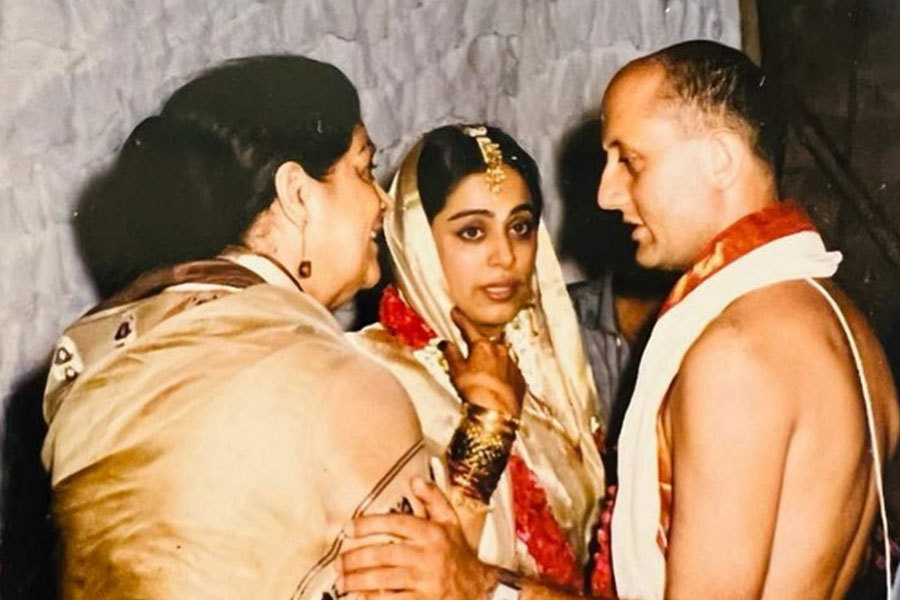 প্রায় চার দশক অভিনয়ের সঙ্গে যুক্ত। থিয়েটারের পাশাপাশি ৫০০টির বেশি ছবিতে অভিনয় করেছেন অনুপম খের। কেরিয়ার শুরুর এক বছরের মধ্যেই বলি অভিনেত্রী কিরণ খেরের সঙ্গে সাত পাকে বাঁধা পড়েন অনুপম। কিন্তু কিরণের আগেও বলিপাড়ার অন্য এক অভিনেত্রীকে বিয়ে করেছিলেন অনুপম।