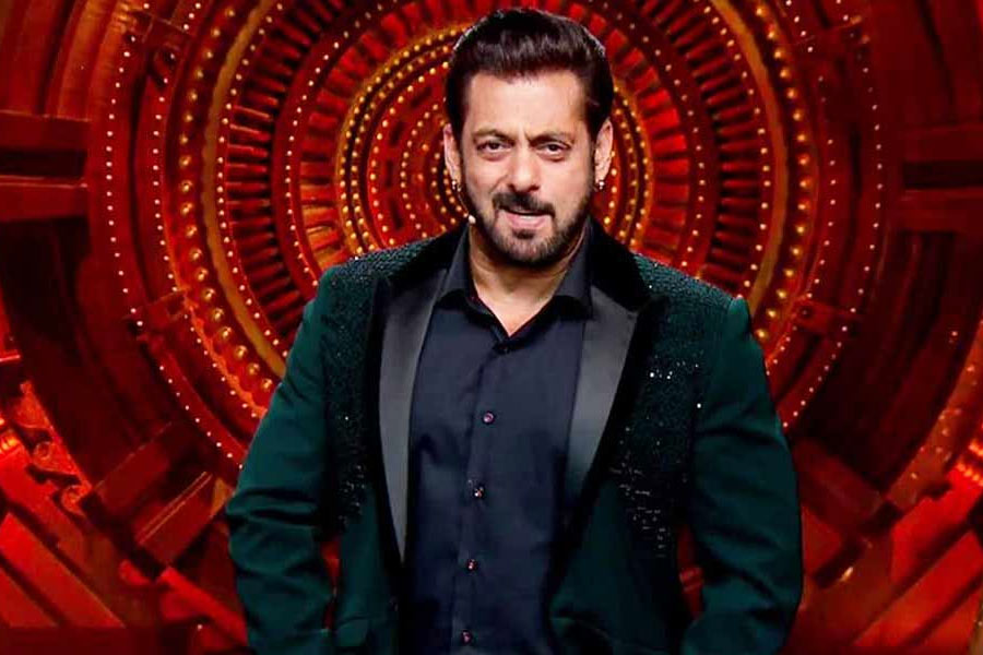 শনিবার রাত। ঘড়ির কাঁটা ঠিক ন’টায় গিয়ে থেমেছে। ওটিটি প্ল্যাটফর্মে তখন নতুন শো নিয়ে এলেন বলি অভিনেতা সলমন খান। এত বছর ধরে যে রিয়্যালিটি শো টেলিভিশন চ্যানেল সংস্থার টিআরপি বৃদ্ধির অন্যতম কারণ ছিল, সেই শো-ই এ বার টিভির পর্দা থেকে লাফ দিয়েছে ওটিটি প্ল্যাটফর্মে।