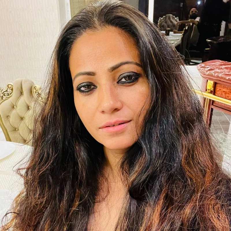 আলিয়া এবং ভাই শামাস সিদ্দিকির বিরুদ্ধে মানহানির মামলা দায়ের করেছিলেন নওয়াজ়। জনসমক্ষে এবং সমাজমাধ্যমে তাঁর চরিত্রকে কালিমালিপ্ত করা হয়েছে, এই অভিযোগের ভিত্তিতে ১০০ কোটির টাকার ক্ষতিপূরণ দাবি করে মামলা করেন অভিনেতা। তবে মামলা দায়ের করার ২৪ ঘণ্টার মধ্যে সমঝোতা আবেদন জানিয়েছিলেন অভিনেতা নিজেই।