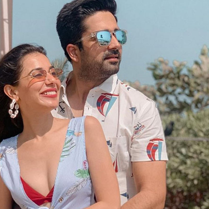 অবিনাশ নিজেও ধারাবাহিকে অভিনয়ের সঙ্গে যুক্ত। কিন্তু দুই টেলি তারকার সম্পর্ক বেশি দূর গড়ায়নি। রোকা পর্বের পর সম্পর্কে ইতি টানেন অবিনাশ এবং পলক।