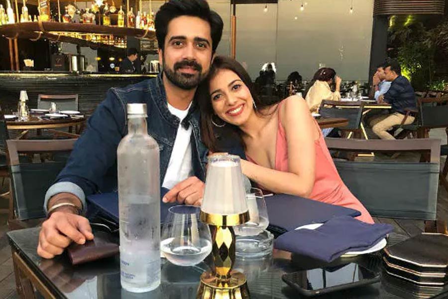 ‘বিগ বস্‌’ মানেই বিতর্ক। তাই প্রিমিয়ার পর্ব থেকেই দর্শকের মধ্যে উত্তেজনা তৈরি করতে প্রতিযোগী হিসাবে বেছে নেওয়া হয়েছে অবিনাশকেও। প্রতিযোগীর নির্বাচন পর্বে পলকের সঙ্গে অবিনাশের মধ্যে নীরব, ঠান্ডা লড়াই চলেছিল।