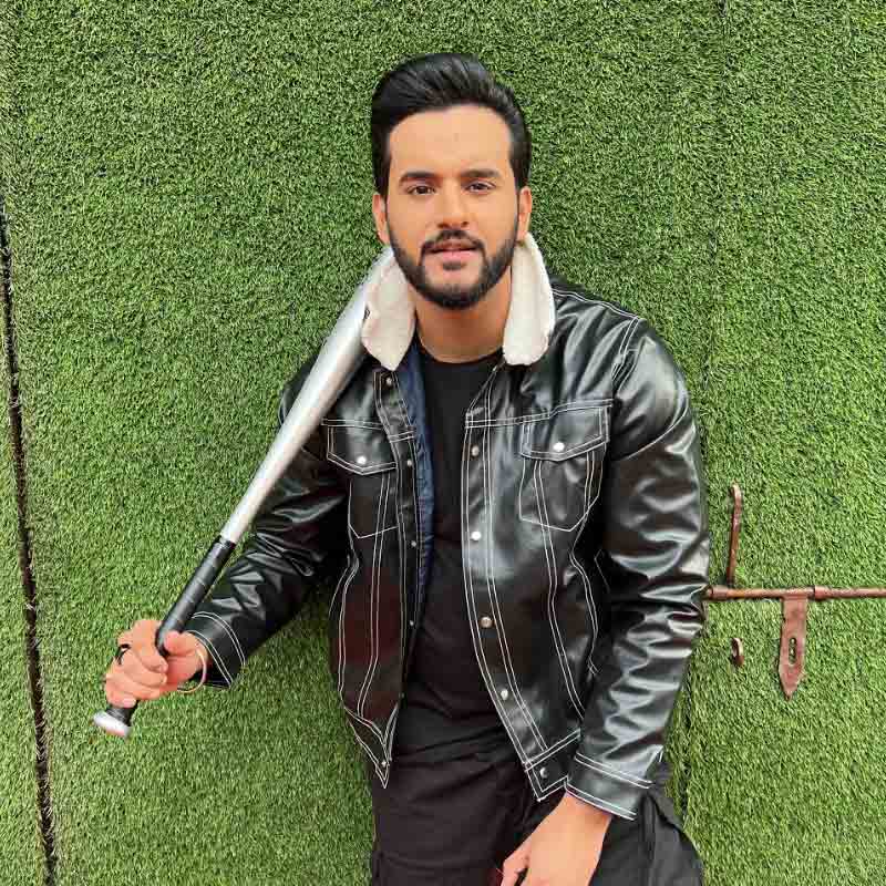 তবে অধিকাংশ সময় নানা রকম ‘চ্যালেঞ্জ’ সংক্রান্ত ভিডিয়ো ইউটিউবে পোস্ট করে থাকেন অভিষেক। শনিবার ‘বিগ বস্’-এর ঘরে প্রতিযোগী হিসাবে প্রবেশ করেছেন তিনিও।