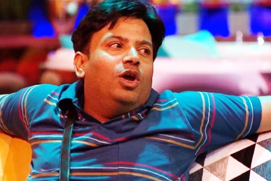 পুনীতের বিরুদ্ধে অভিযোগ, তিনি নাকি শোয়ের প্রযোজকদের উদ্দেশে কটূক্তি করেছেন। সারা শরীরে নাকি টুথপেস্টও মেখে নিয়েছিলেন তিনি। পুনীতের বিরুদ্ধে ঘরের সম্পত্তি নষ্ট করার অভিযোগও আনা হয়েছে। এই প্রথম শো শুরু হওয়ার ২৪ ঘণ্টার মধ্যে কোনও প্রতিযোগীকে বার করে দেওয়া হয়েছে।