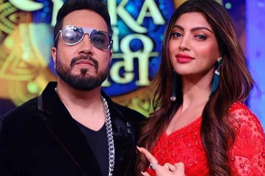 কিন্তু আকাঙ্ক্ষার দাবি, মিকার সঙ্গে তাঁর বহু বছরের বন্ধুত্ব। তাঁরা বন্ধু হয়েই থাকতে চান। একে অপরকে বিয়ে করবেন না তাঁরা। মডেল অভিনেতা পরস ছবড়ার সঙ্গে সম্পর্কে নিয়েও চর্চায় আসেন আকাঙ্ক্ষা। ‘বিগ বস্’-এর ঘরে প্রতিযোগী হিসাবে অংশগ্রহণ করেছেন আকাঙ্ক্ষা।