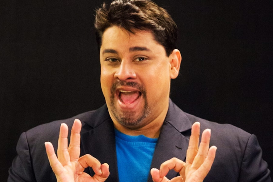 ‘স্ট্যান্ড আপ কমেডিয়ান’ হিসাবে নিজের পরিচিতি গড়ে তুলেছেন সাইরাস বারুচা। ‘বিগ বস্‌’-এর ঘরে প্রতিযোগী হিসাবে দেখা মিলবে তাঁর।