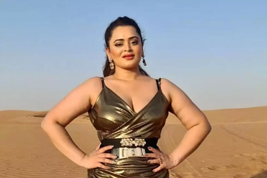 ‘ভাগ্যলক্ষ্মী’ হিন্দি ধারাবাহিকে অভিনয় করে জনপ্রিয় হয়ে উঠেছেন বেবিকা ধ্রুভে। পেশায় দন্ত্যচিকিৎসক তিনি। ‘বিগ বস্’-এ প্রতিযোগী হিসাবে অংশগ্রহণ করেছেন এই টেলি অভিনেত্রী।