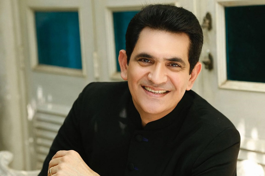 এ বছর ‘বিগ বস্’-এর গৃহসজ্জার দায়িত্বে ছিলেন ওমাং কুমার। প্লাস্টিক বোতলের মতো বিভিন্ন পুনর্ব্যবহারযোগ্য জিনিসপত্র দিয়ে সাজানো হয়েছে ‘বিগ বস্’-এর এই ‘স্ট্রেঞ্জ হাউস’। এই ঘরেই আগামী ছ’সপ্তাহ ধরে চলবে ১৩ জন প্রতিযোগীর হাড্ডাহাড্ডি লড়াই।