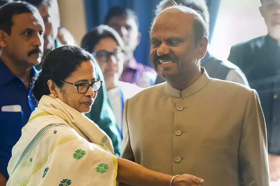 Image of Mamata Banerjee and C V Ananda Bose.