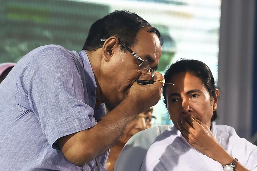 Image of Subrata Bakshi and Mamata Banerjee.