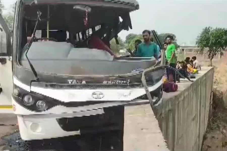 Chhattisgarh bus rammed into bridge injuring 26 people.