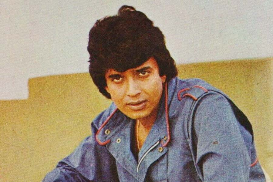 Mithun Chakraborty and Dev in the film Projapoti