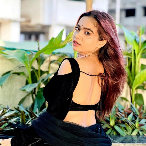 ১৯৯৪ সালের ১০ জুন বিহারের মুঙ্গের জেলার ছোট একটি গ্রামে জন্ম মনিষার। বাবা-মা এবং তিন বোনের সঙ্গে থাকেন তিনি।