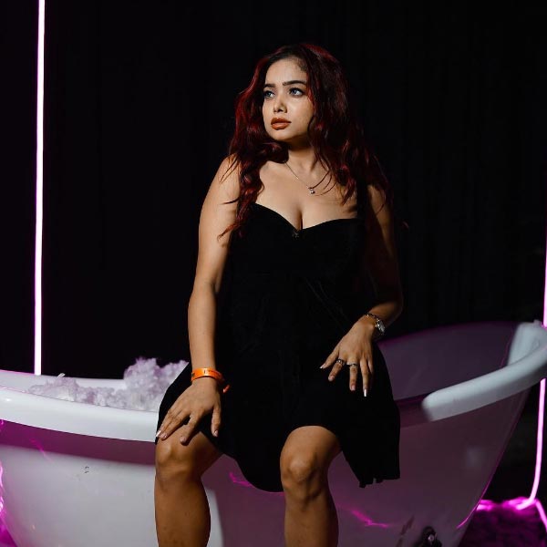 ছোট থেকেই অভিনেত্রী হওয়ার স্বপ্ন দেখতেন মনিষা। কিন্তু বিহারের গ্রামে থেকে তাঁর স্বপ্নপূরণ সম্ভব নয় তা বুঝতে পেরেছিলেন তিনি।