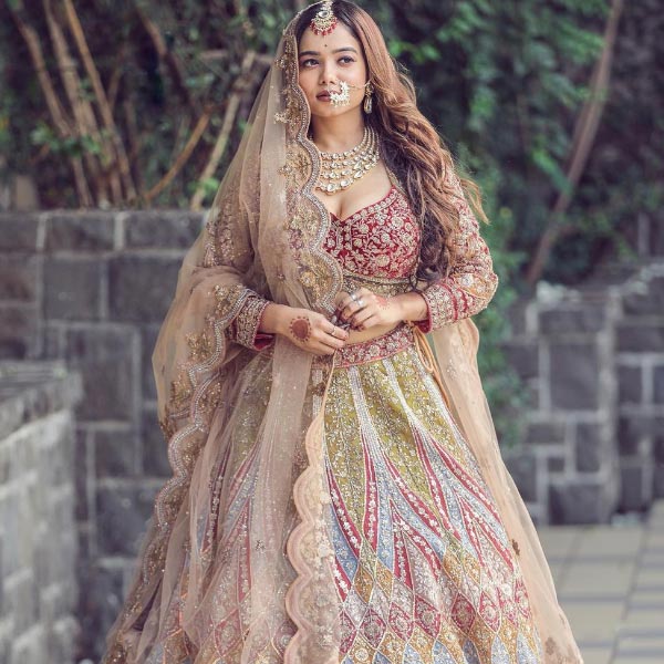 নাচের জন্য প্রশিক্ষণও নেন মনিষা। ২০ বছর বয়সে কলকাতা ছেড়ে মুম্বই যাওয়ার সিদ্ধান্ত নেন তিনি। মনিষার বাবা-মা মেয়েকে একা ছাড়তে ভয় পেলেও স্বপ্নপূরণে বাধা হয়ে দাঁড়াতে চাননি তাঁরা।