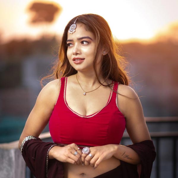 মুম্বই যাওয়ার পর নাচের একটি রিয়্যালিটি শোয়ের অডিশন দেন মনিষা। তাঁর নাচের জন্য প্রশংসা পেলেও টিভি রাউন্ডের জন্য নির্বাচিত হননি তিনি। অডিশন থেকে বাদ পড়ে গেলেও হার মেনে নেননি।