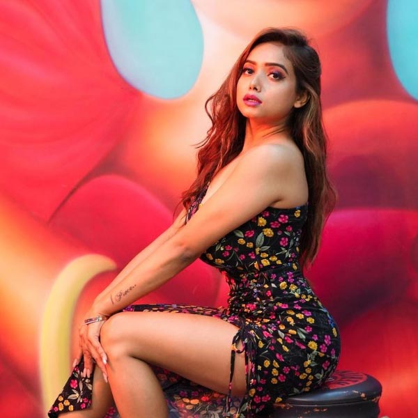 ২০১৯ সালে ‘গুড়িয়া’ নামের একটি হিন্দি ছবিতে অভিনয়ের সুযোগ পান মনিষা। কিছু ধারাবাহিকে স্বল্পদৈর্ঘ্যের চরিত্রে অভিনয়ও করেন তিনি। কিন্তু তাঁকে হঠাৎ ধারাবাহিক থেকে বাদ দিয়ে দেওয়া হয়।