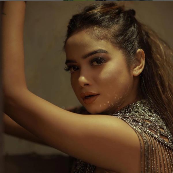 টিকটকে ভিডিয়ো বানিয়েই রোজগার করা শুরু করেন মনিষা। ভারতে টিকটকের ব্যবহার নিষিদ্ধ হয়ে যাওয়ার কারণে অন্যান্য সমাজমাধ্যমে রিল ভিডিয়ো বানিয়ে পোস্ট করতে থাকেন তিনি।