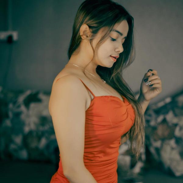 ইউটিউবেও নানা রকম ভিডিয়ো তৈরি করে রোজগার করেন মনিষা। বর্তমানে ‘বিগ বস্’-এর মঞ্চেও সকলের নজর কেড়েছেন তিনি।