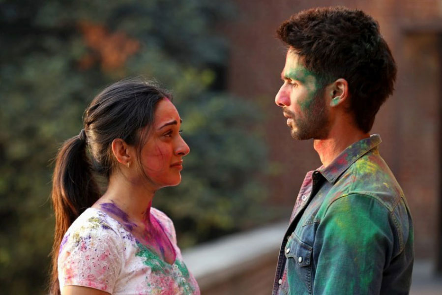 সন্দীপ রেড্ডি বঙ্গা পরিচালিত ‘কবীর সিংহ’ ছবির একটি দৃশ্যে কিয়ারা আডবাণী ও শাহিদ কপূর।