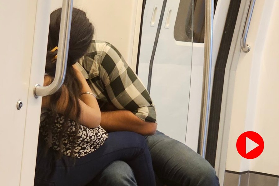 Delhi metro respoded to couple kissing post