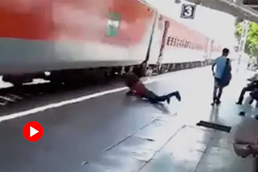 Viral video of Man falls From superfast train in Uttar Pradesh