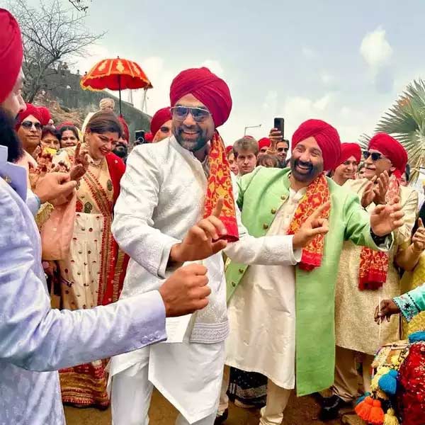 মেহন্দি থেকে সঙ্গীত, কর্ণ-দৃশার বিয়েতে বাদ পড়েনি কোনও উদ্‌যাপনই। সমাজমাধ্যমের পাতায় দেখা গিয়েছে সেই সব অনুষ্ঠানের ছবিও। ঘোড়ায় চেপে পাগড়ি বেঁধে সাদা শেরওয়ানিতে সেজে এসেছিলেন কর্ণ। অভিনেতার বরযাত্রী দলে শামিল হন ধর্মেন্দ্র, সানি এবং ববি।