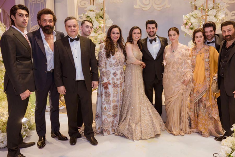 লাল রঙের লেহঙ্গায় সেজেছিলেন দৃশা। হাসিমুখে ছাঁদনাতলায় উপস্থিত হন তিনি। সকালে বিয়ে এবং রাতে ছিল রিসেপশনের অনুষ্ঠান। ছেলের বিয়ে সম্পন্ন হতেই লাড্ডুর থালা হাতে বাইরে এসেছিলেন সানি এবং তাঁর কনিষ্ঠ পুত্র রাজবীর।