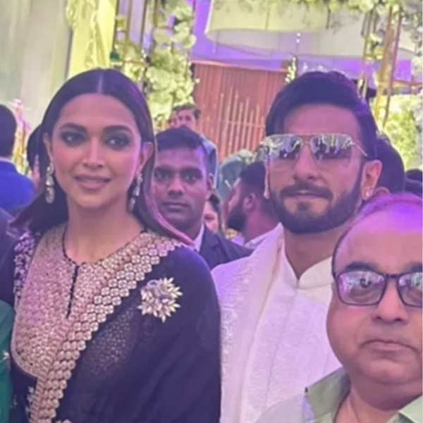 কর্ণ-দৃশার বিয়ে উপলক্ষে মুম্বইয়ের হোটেলে বসেছিল চাঁদের হাট। দীপিকা পাড়ুকোন, রণবীর সিংহ, সলমন খান, আমির খান-সহ বলিউডের নামজাদা বহু তারকা উপস্থিত ছিলেন এই অনুষ্ঠানে।