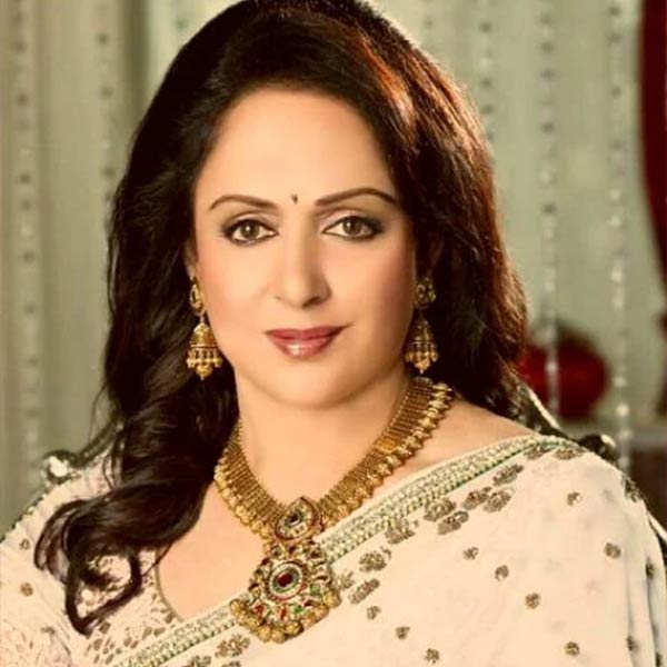 ধর্মেন্দ্রের দ্বিতীয় পক্ষের স্ত্রী হেমা মালিনী এবং তাঁদের দুই কন্যা এষা এবং অহনা দেওলকে বিয়ের অনুষ্ঠানে দেখা যায়নি। বলিপা়ড়া সূত্রে খবর, এষা এবং অহনাকে নিজে আমন্ত্রণ জানিয়েছিলেন সানি। জীবনসঙ্গীদের নিয়ে দেওল পরিবারের দুই কন্যা কর্ণের বিয়েতে আসবেন বলেই আশা করেছিলেন সানি।