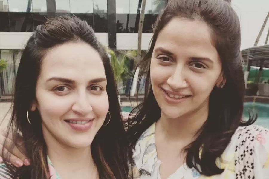 কিন্তু এষা এবং অহনার মধ্যে কাউকেই দেখা যায়নি কর্ণের বিয়েতে। উপস্থিত ছিলেন না তাঁদের মা হেমাও। কানাঘুষো শোনা যায়, হেমাকে বিয়ে করার পর ধর্মেন্দ্রের পরিবার কখনও দেওল পরিবারের পুত্রবধূ হিসাবে হেমাকে মেনে নেননি।