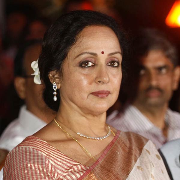 এমনকি বাড়ির চৌকাঠ পেরোনোর অনুমতিও দেওয়া হয়নি হেমাকে। সেই কারণেই বিয়েতে অনুপস্থিত ছিলেন হেমা। মা যাননি বলে অনুষ্ঠানে শামিল হননি দুই কন্যাও।