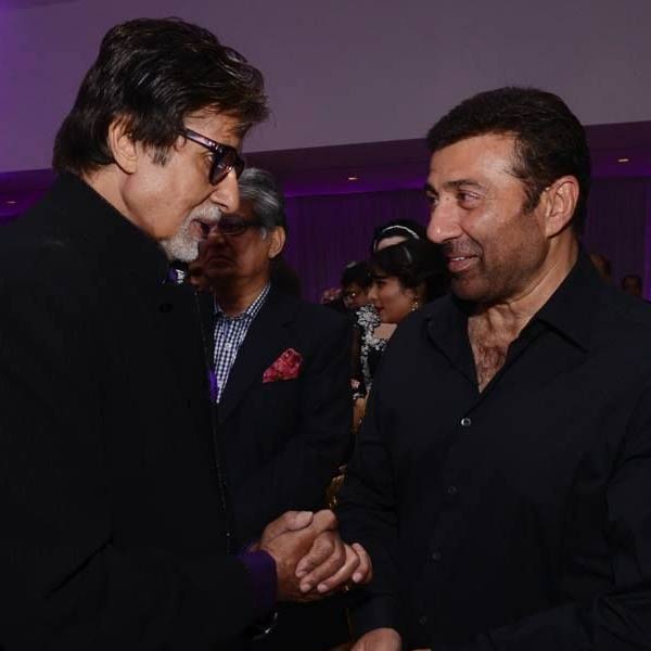 সানি এবং অমিতাভের মধ্যে দেওয়াল তৈরি হয় প্রায় তিন দশক আগে। ১৯৯৪ সালে টোনি জুনেজার পরিচালনায় প্রেক্ষাগৃহে মুক্তি পেয়েছিল ‘ইনসানিয়ত’ ছবিটি। এই ছবিতে মুখ্য চরিত্রে অভিনয় করেছিলেন সানি। অতিথিশিল্পী হিসাবে অভিনয় করেছিলেন অমিতাভ।