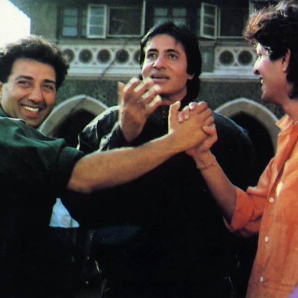 কিন্তু ‘ইনসানিয়াত’ ছবির প্রচারের সময় অবাক হয়ে যান সানি। ছবির পোস্টার যখন প্রকাশ্যে আসে, সানি লক্ষ করেন তাঁর ছবি অমিতাভের ছবির পিছনে নয় তো অমিতাভের পাশে রয়েছে। মুখ্য চরিত্রে অভিনয় করেও পোস্টারে অতিথিশিল্পীকে বেশি গুরুত্ব দেওয়া হচ্ছে দেখে সানি ভাবেন তাঁকে প্রতারিত করা হয়েছে।