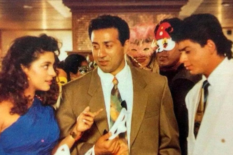 ‘ডর’ ছবির পর আর শাহরুখের সঙ্গে কোনও ছবিতে অভিনয় করতে দেখা যায়নি সানিকে। বলি সূত্রে খবর, ওই একই কারণে নিমন্ত্রিত অতিথিদের তালিকায় ছিলেন না শাহরুখ।